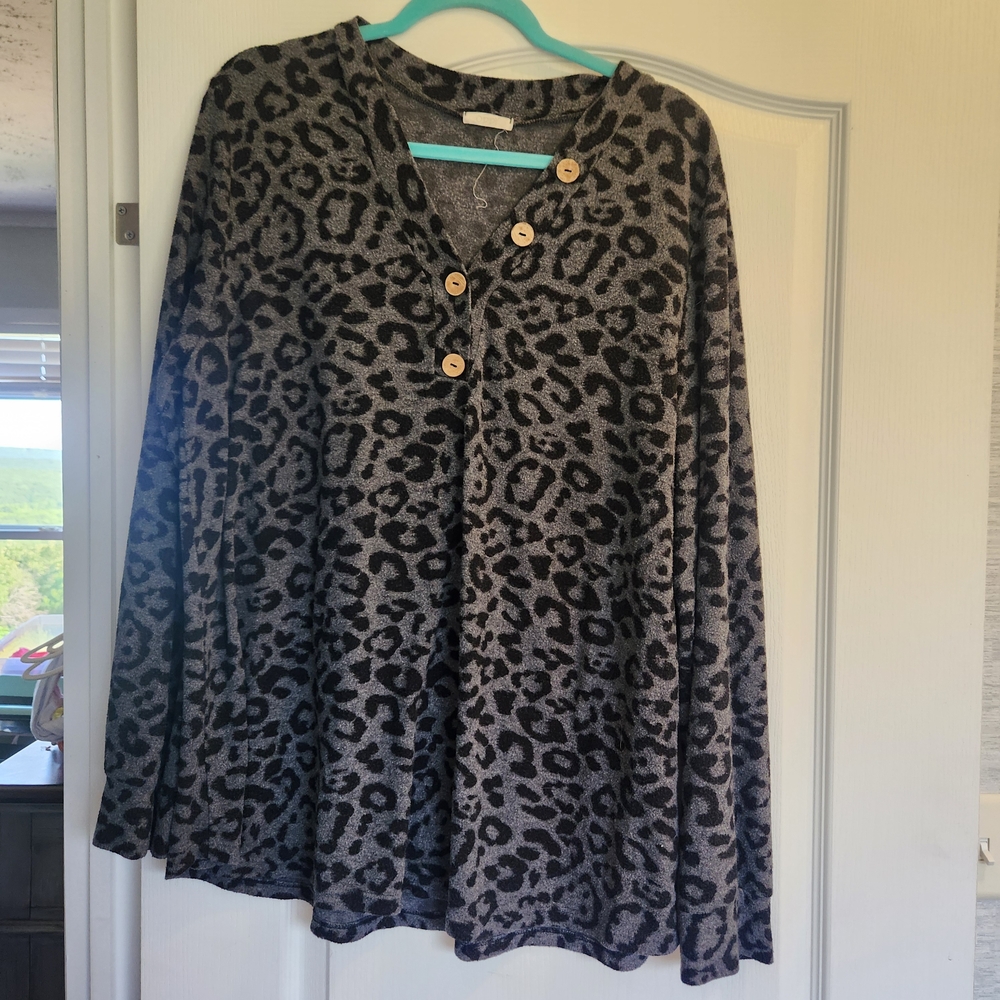ODDY Gray Leopard Print Blouse